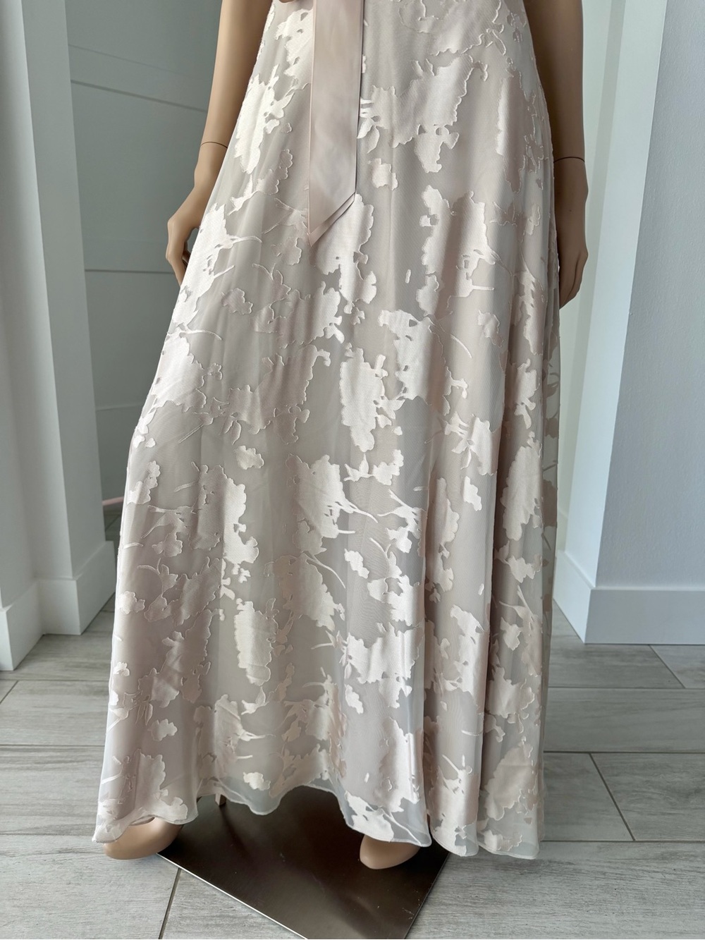 Tahari Arthur S. Levine Champagne Floral Satin Gown – Size 8 - Picture 5 of 13
